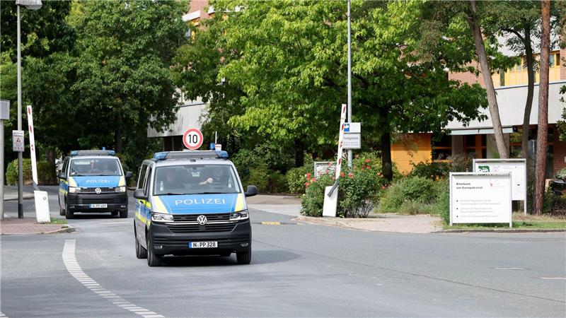 Der Mann soll sich noch während seines Ausgangs ins Ausland abgesetzt haben. Seit Sonntag ist er wieder in der Forensischen Psychiatrie in Erlangen untergebracht. 