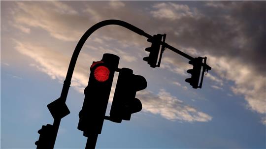 Der Mann stand mit seinem Fahrzeug an einer roten Ampel . (Symbolbild)