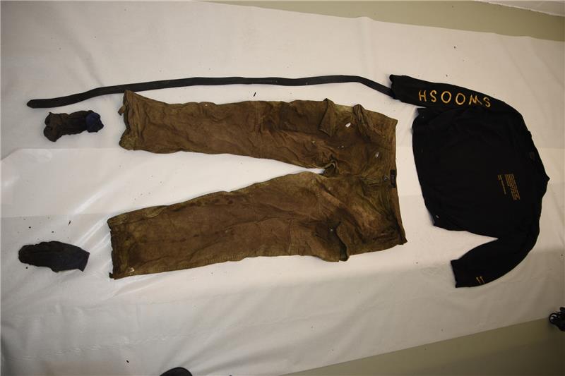 Toter an der A39 entdeckt – Polizei bittet um Mithilfe Der Mann war mutmaßlich mit einer beigefarbenen Cargohose und einem schwarzen Nike Pullover mit der goldenen Applikation "Swoosh" am Ärmel bekleidet. Auf der Vorderseite des Pullovers war ein weiterer Schriftzug in goldener Farbe vorhanden. Foto: Polizei Salzgitter
