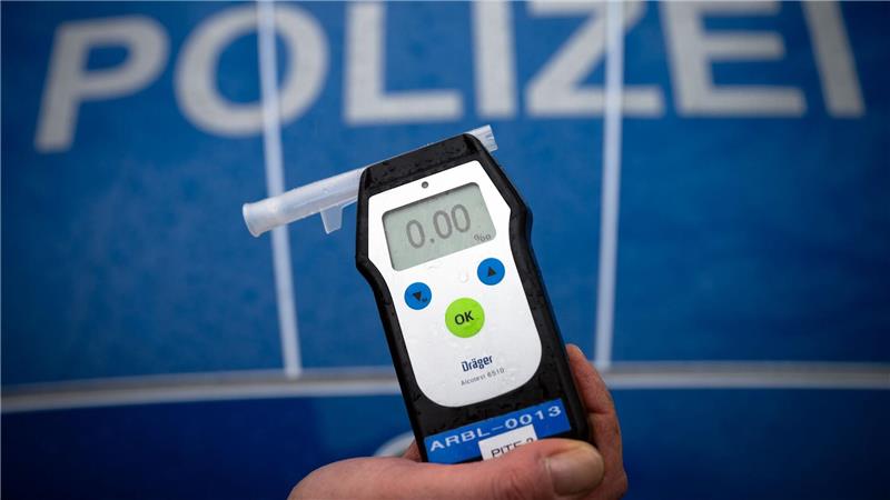 Der Mann wurde mit 4,5 Promille Alkohol im Blut in ein Krankenhaus eingeliefert. (Symbolbild)