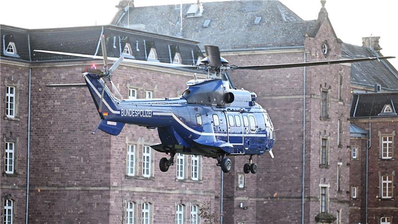 Der Mann wurde mit dem Hubschrauber nach Karlsruhe gebracht. 