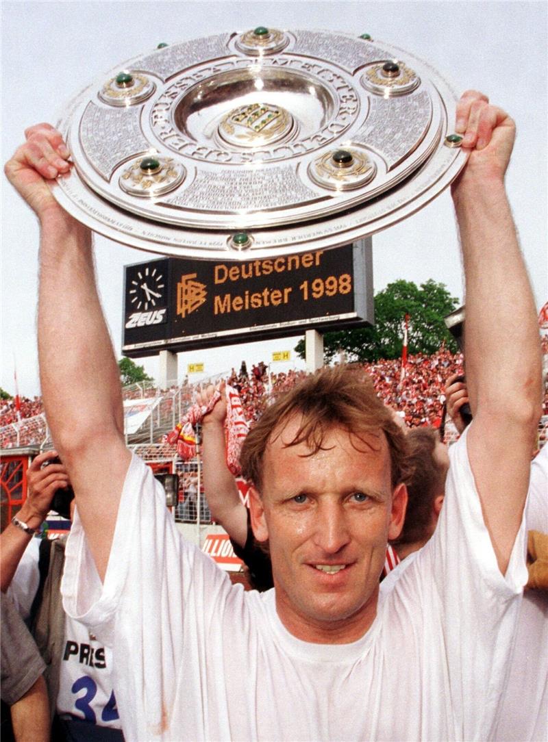 Zum Tod von Andy Brehme: Sein Leben in Bildern Der Mannschaftskapitän des 1. FC Kaiserslautern, Andreas Brehme, jubelt am 09.05.1998 mit der Meisterschale im Hamburger Volksparkstadion (Archivbild). Foto: picture-alliance / dpa | Kay_Nietfeld