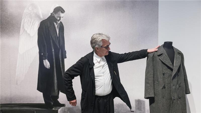 Wim Wenders in XXL Der Mantel von Bruno Ganz aus „Der Himmel über Berlin“ ist ein Höhepunkt der Ausstellung.