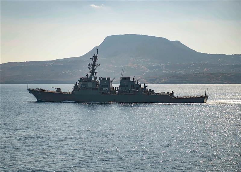 Huthis greifen erneut Handelsschiffe an Der Marine-Zerstörer «USS Carney» habe auf Notrufe der Frachter reagiert und Hilfe geleistet.