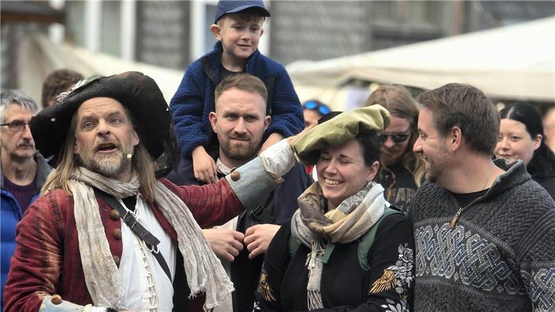 Feiern und Feste: Die Kaiserstadt in jeder Jahreszeit erleben Das Foto zeigt einen mittelalterlich gekleideten Gaukler, der beim Markt "Anno 1290" Späße macht mit den Besuchern.