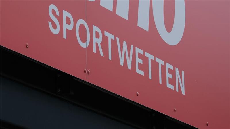 Der Markt für Sportwetten boomt auch wegen der Fußball-EM und den Olympischen Spielen. (Archivbild)