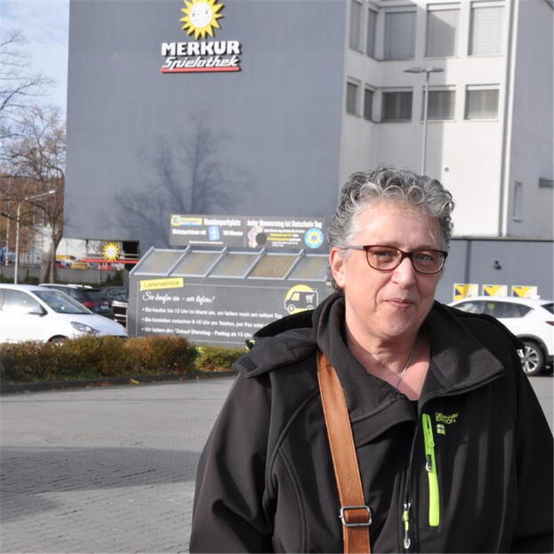 Letzter Tag zum Einkaufen: In Goslar schließt der Edeka-Plöger Sabine Stövesand steht auf dem Edeka-Parkplatz.