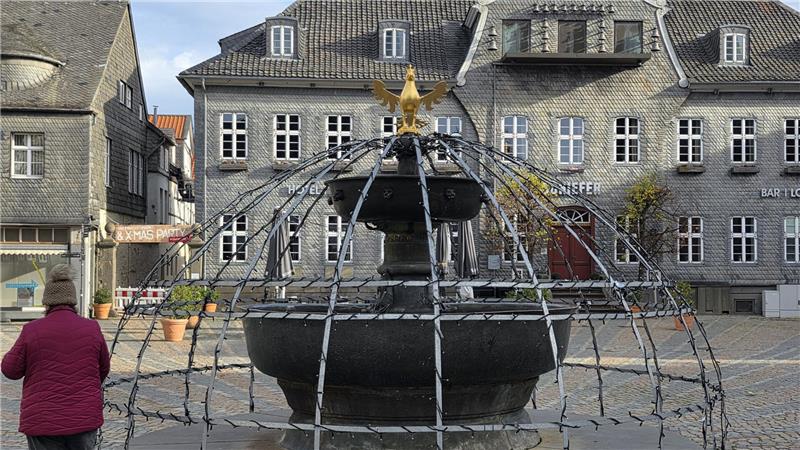 Der Goslarer Marktbrunnen ist mit Lichterketten geschmückt.