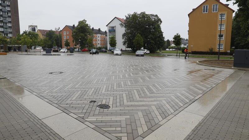 Stolperfallen auf dem Jürgenohler Marktplatz Der Marktplatz bietet Raum für Veranstaltungen wie den Wochenmarkt.