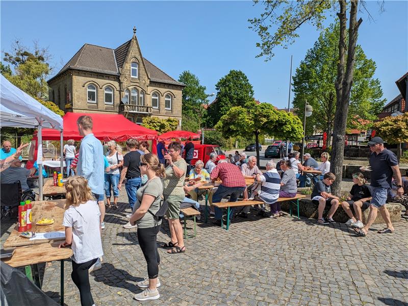 Der Marktplatz in Lutter ist beim Maifest der SPD gut besucht. Foto: Raksch