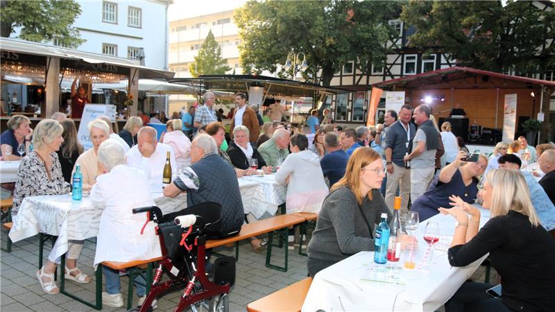 Der Marktplatz wird zum Ziel bekennender Weintrinker. Aber auch andere Köstlichkeiten werden dort angeboten.