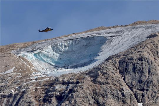 Der Marmolata-Gletscher im Norden Italiens wurde für elf Menschen zur Todesfalle. Foto: Andrea Solero/EPA-EFE