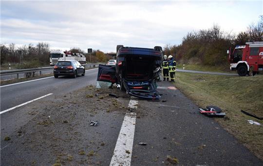 Der Maserti kam auf dem Autodach zum Stehen. Foto: Polizeiinspektion Magdeburg