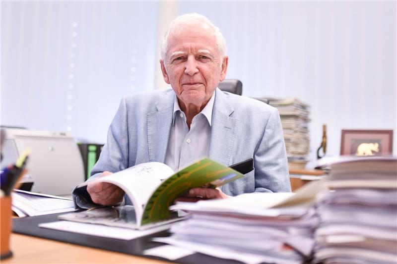 Krebsforscher Harald zur Hausen ist tot Der Medizin-Nobelpreisträger Harald zur Hausen sitzt im Deutschen Krebsforschungszentrum (DKFZ) in seinem Büro.