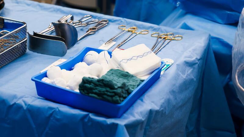 Statistik: 75 Patienten sterben nach Behandlungsfehlern Der Medizinische Dienst stellte im vergangenen Jahr in rund 2700 Fällen fehlerbedingte Schäden nach Behanldungen fest.
