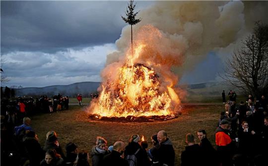 Der Meilerbau hat eine lange Tradition: Zu Ostern werden zahlreiche Feuer lodern – wie auf der Bockswieser Höhe.