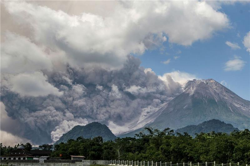 Indonesischer Vulkan Merapi wieder ausgebrochen Der Merapi in Indonesien setzt während eines Ausbruchs vulkanisches Material frei. Er gilt als der aktivste des Landes.