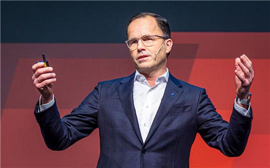 Der Messechef Jochen Köckler spricht über die Schlüsselrolle der Industrie, wenn es darum geht, den Ausstoß klimaschädlicher Treibhausgase zu senken und Produkte zu entwickeln, die wenig Energie verbrauchen.