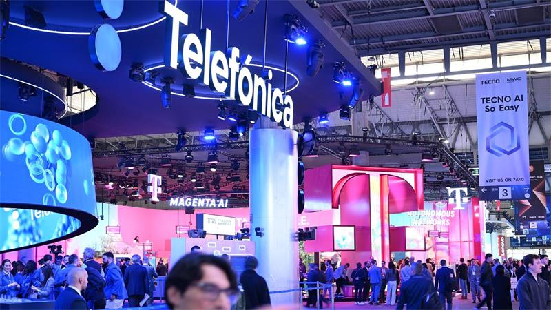 Der Messestand des spanischen Mutterkonzerns Telefónica beim Mobile World Congress (MWC) in Barcelona, direkt neben dem Messestand der Deutschen Telekom.