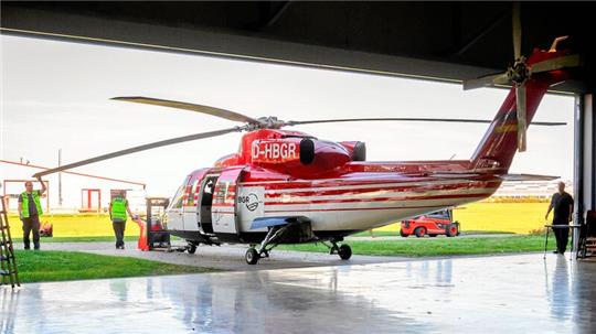 Der Messhubschrauber startet auf dem Flugplatz in Bad Gandersheim in Richtung Oberharz.