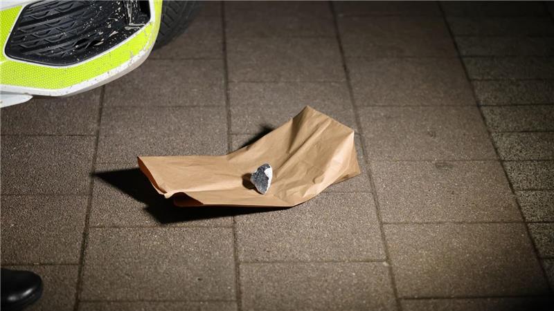 Der Meteorit in Koblenz wurde zum Größenvergleich vor ein Auto gelegt.