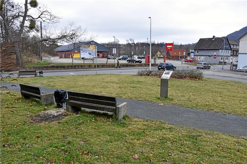 Der Mini-Park zwischen Bahnhofstraße und Stadtstieg soll laut SPD in Konsul-Walther-Adam-Platz umbenannt werden. Bis 2011 stand dort die sogenannte Rattenburg (kleines Bild).  Fotos: Roß, Schenk