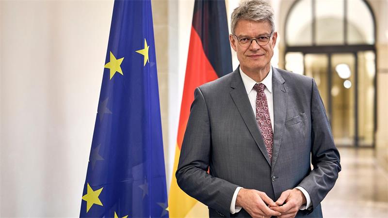Der Minister stellt die Fahrgäste auf einen langen Weg ein, bis sich die Zuverlässigkeit bei der Bahn wieder bessert.