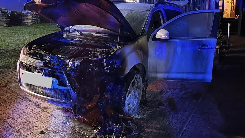Der Mitsubishi-Geländewagen brennt vor allem im Motorraum.