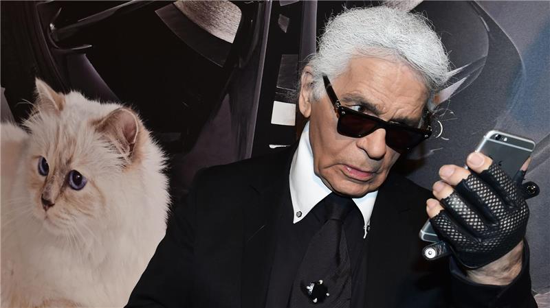Kolossaler Karl-Comic: Lagerfelds Leben als Graphic Novel Der Modedesigner Karl Lagerfeld (hier im Jahr 2015) liebte Kommunikation, aber verschwieg auch Sachen, wenn er das besser fand. (Archivbild)