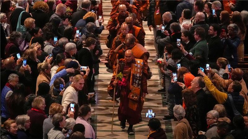 Der Mönch Bhikkhu Pannakara (vorne) und seine buddhistischen Mitbrüder verlassen die Washington National Cathedral nach einer Veranstaltung anlässlich ihres Marsches für den Frieden.