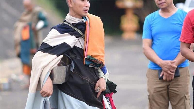 Barfuß nach Indien: Mönch aus Vietnam als Internet-Sensation Der Mönch Thich Minh Tue ist barfuß von Vietnam unterwegs nach Indien.