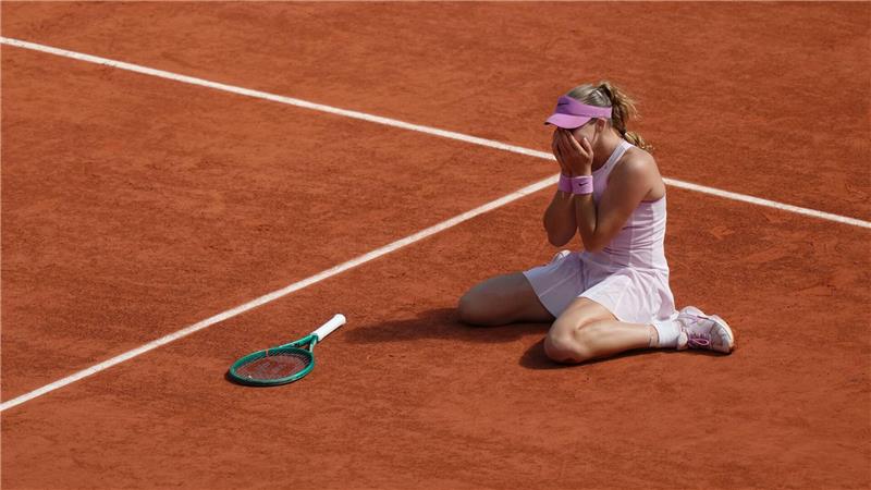 Tennis-Wunderkind Andrejewa besiegt ihre „Dämonen“ Der Moment, als Andrejewas Triumph perfekt war.