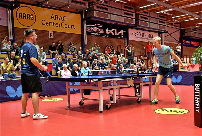 Der Moment der Entscheidung: Carsten Ditinger (li.) von der Spvgg 07 Hochheim produziert im Finale einen Netzroller, der Pascal Hoffmann vom VfL Oker den Weltmeistertitel im 1-Punkt-Tischtennis kostet. Foto: MaJo-Foto/Borussia Düsseldorf,