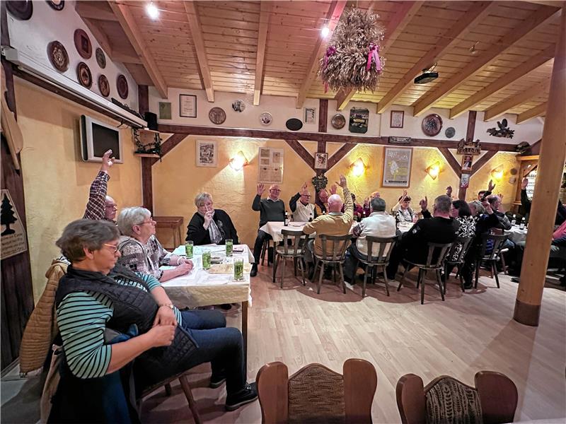 Der Moment der Entscheidung: Die Mitglieder stimmen  ab, ob Waltraud Dreßler (am Tisch links in der Mitte) und ihre Vorstandskollegen einen Verschmelzungsvertrag mit dem Harzklub Zweigverein Bad Harzburg erarbeiten sollen. Foto: Schlegel