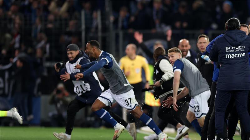 Historisches Finale: „Mit ganz Bielefeld“ nach Berlin Der Moment des Siegs: Bielefelder Spieler stürmen auf den Rasen.