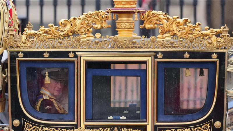 Der Monarch war gemeinsam mit Königin Camilla mit viel Pomp per Kutsche in einer Prozession vom Buckingham-Palast angereist.