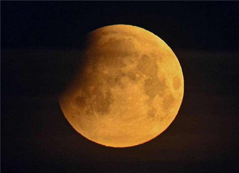 Der Himmel im Oktober: Mondfinsternis und Sternschnuppen Der Monat Oktober bietet eine partielle Mondfinsternis, die in ihrer vollen Länge von Mitteleuropa aus zu beobachten ist. (Archivbild)