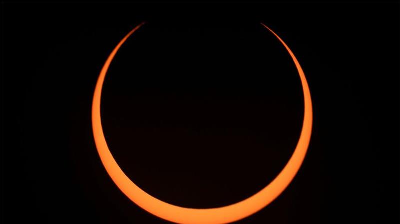 Menschen in Südamerika sehen ringförmige Sonnenfinsternis Der Mond bewegt sich während einer ringförmigen Sonnenfinsternis über die Sonne.