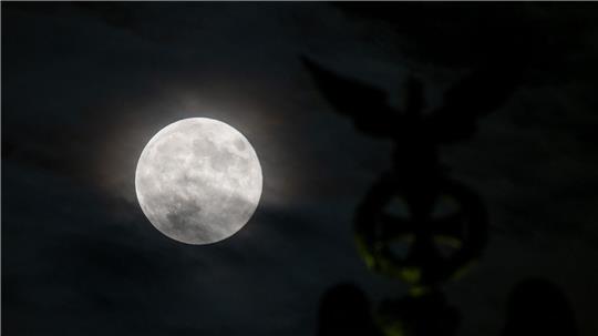 Der Mond kommt der Erde näher. (Archivbild)