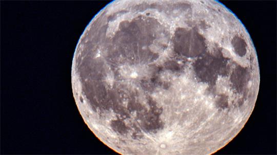 Der Mond scheint hell, weil er von der Sonne angestrahlt wird. Daran orientieren sich etwa Tiere bei Nacht auf der Erde.