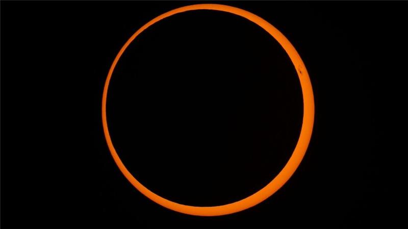 Menschen in Südamerika sehen ringförmige Sonnenfinsternis Der Mond schiebt sich während einer ringförmigen Sonnenfinsternis vor die Sonne.