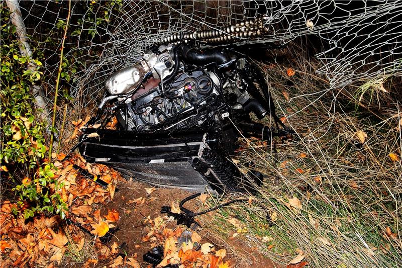 Tödlicher Grauhof-Unfall: Verdacht auf Alkohol erhärtet Der Motorblock des Unfallwagens wurde durch die Wucht des Aufpralls aus dem Fahrzeug herausgeschleudert.