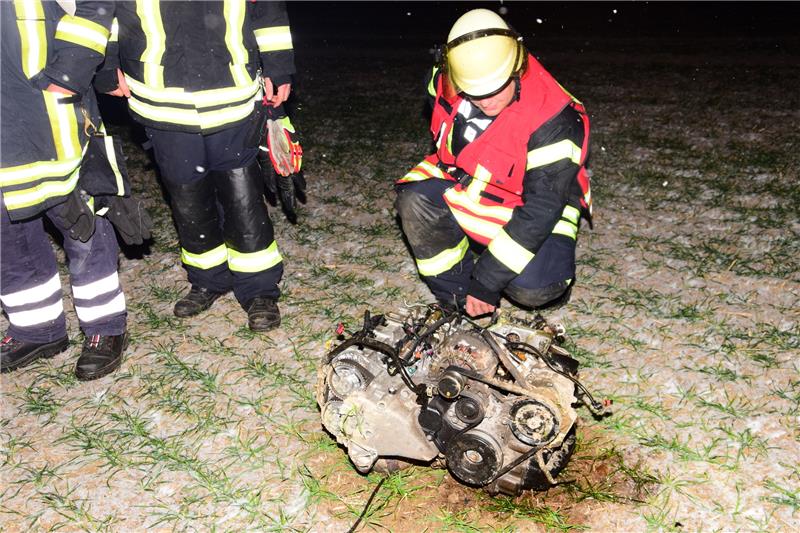 Unfall auf L500: Halberstädter (29) prallt gegen Baum und stirbt Der Motorblock flog knapp 80 Meter auf ein Feld. Foto: Koglin
