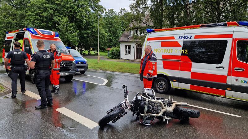 Der Motorradfahrer kollidiert mit einem Pkw.