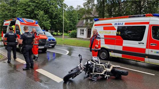 Der Motorradfahrer kollidiert mit einem Pkw.