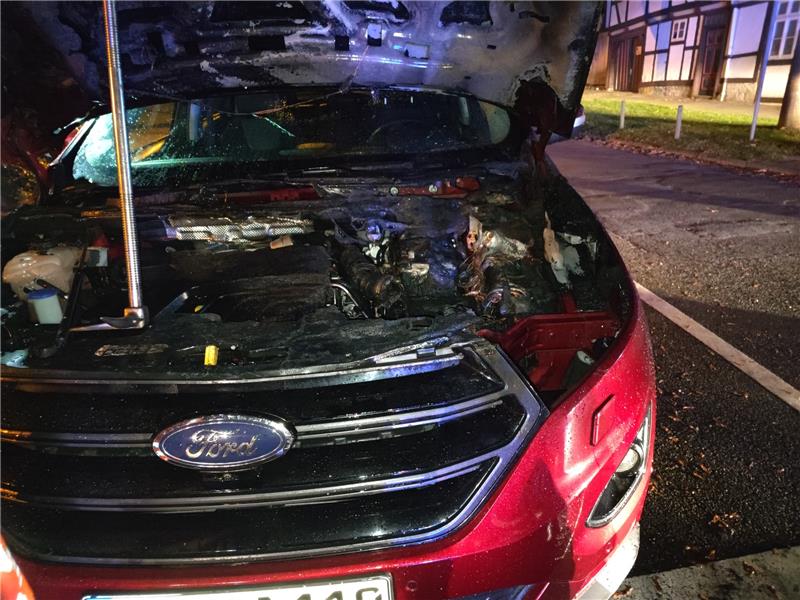 Technischer Defekt: Pkw brennt vor Feuerwehrhaus Der Motorraum brannte aus. Foto: Feuerwehr Seesen