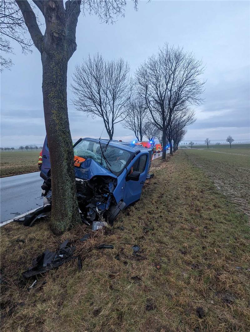 Der Motorraum des Transporters wurde stark beschädigt. Foto: Freiwillige Feuerwehr Lesse