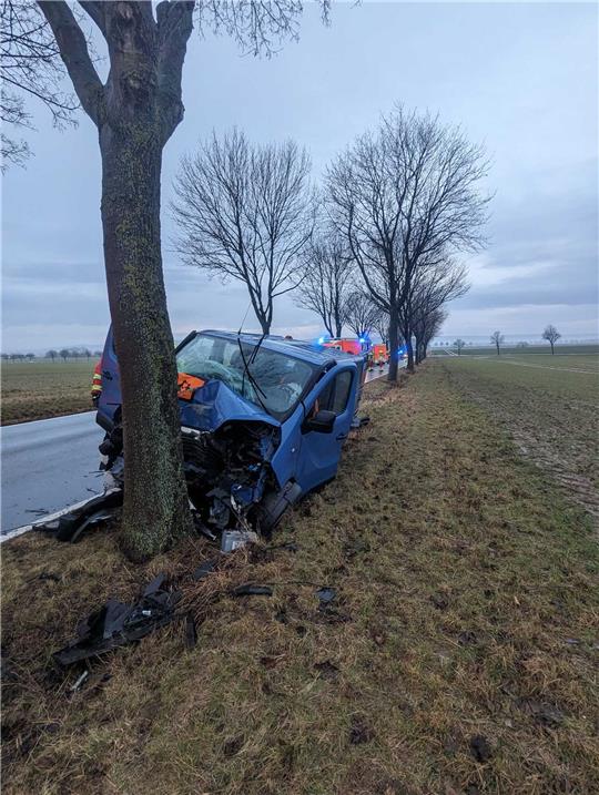 Der Motorraum des Transporters wurde stark beschädigt. Foto: Freiwillige Feuerwehr Lesse