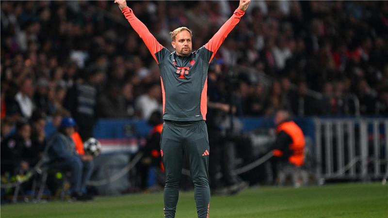 Der Münchner Aushilfs-Chefcoach in Aktion: Kompany-Assistent Aaron Danks trug wie immer einen Trainingsanzug.