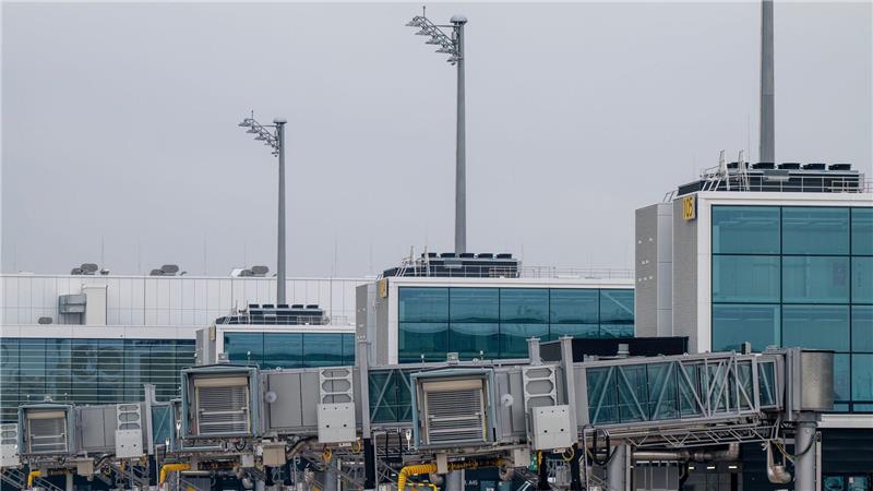 Der Münchner Flughafen wächst - im Bild der Erweiterungsbau des Terminals 1. Die Fernverkehrsanbindung aber fehlt weiter. (Archiv)